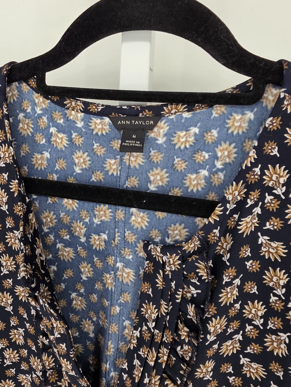 Ann Taylor Womens Sz M Short Sleeve Loose Fit Blouse Blue Floral Pleated Neck - Picture 3 of 4